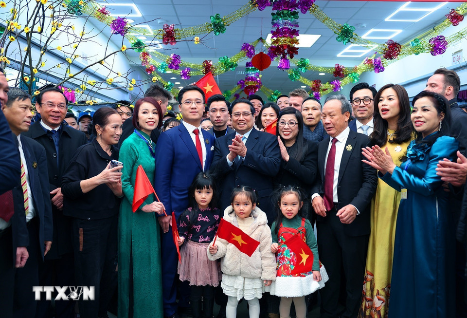 Thủ tướng Phạm Minh Chính và Phu nhân với cộng đồng người Việt Nam đang kinh doanh tại Trung tâm thương mại ASG. (Ảnh: Dương Giang/TTXVN)