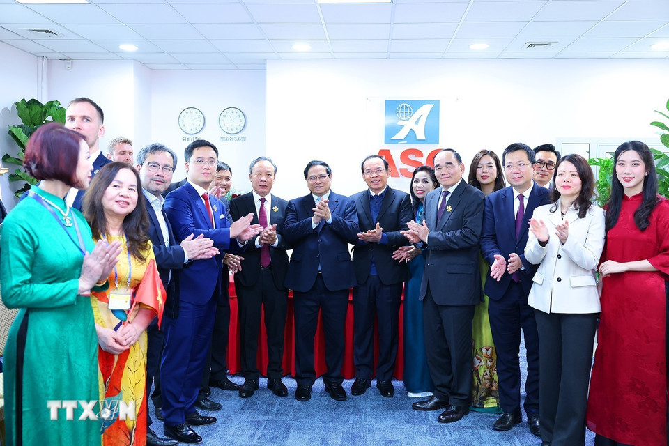 Thủ tướng Phạm Minh Chính với đại diện cộng đồng người Việt Nam kinh doanh tại Trung tâm thương mại ASG. (Ảnh: Dương Giang/TTXVN)