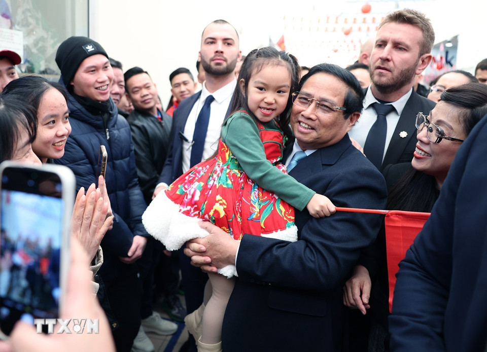 Thủ tướng Phạm Minh Chính và Phu nhân với cộng đồng người Việt Nam đang kinh doanh tại Trung tâm thương mại ASG. (Ảnh: Dương Giang/TTXVN)