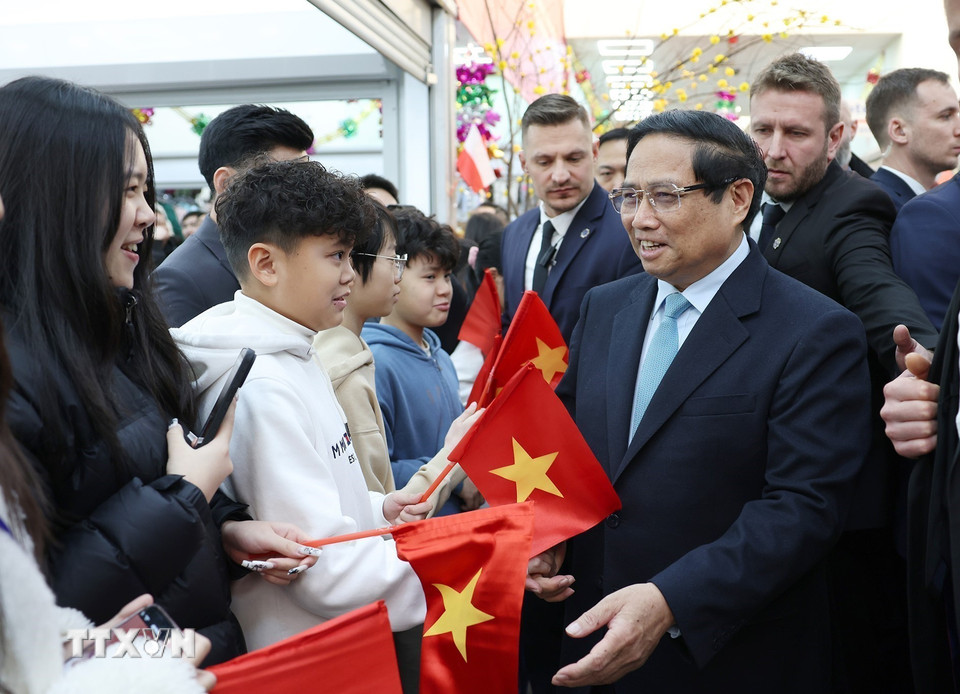 Thủ tướng Phạm Minh Chính với cộng đồng người Việt Nam đang kinh doanh tại Trung tâm thương mại ASG. (Ảnh: Dương Giang/TTXVN)