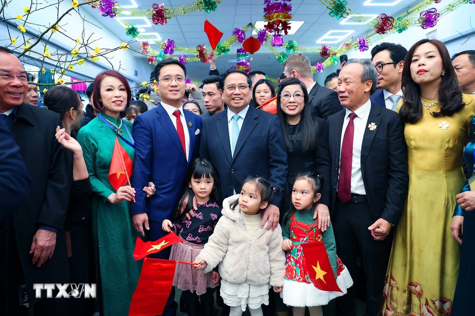 Thủ tướng Phạm Minh Chính và Phu nhân với cộng đồng người Việt Nam đang kinh doanh tại Trung tâm thương mại ASG. (Ảnh: Dương Giang/TTXVN)