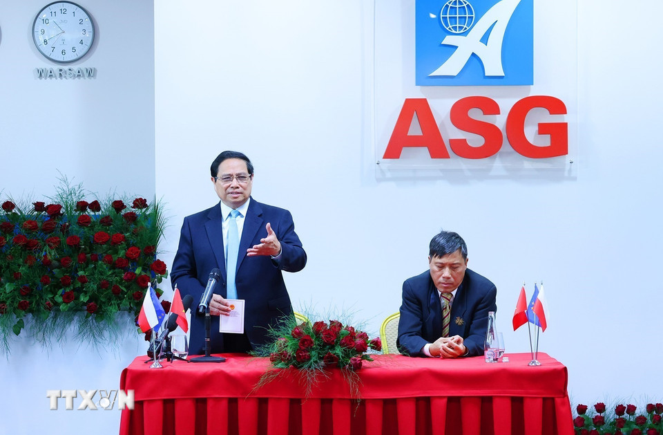 Thủ tướng Phạm Minh Chính phát biểu chúc mừng cộng đồng người Việt Nam đang kinh doanh tại Trung tâm thương mại ASG. (Ảnh: Dương Giang/TTXVN)