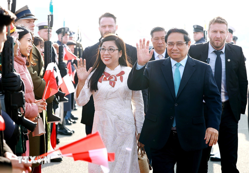 Lễ tiễn Thủ tướng Phạm Minh Chính và Phu nhân kết thúc chuyến thăm chính thức Cộng hòa Ba Lan. (Ảnh: Dương Giang/TTXVN)
