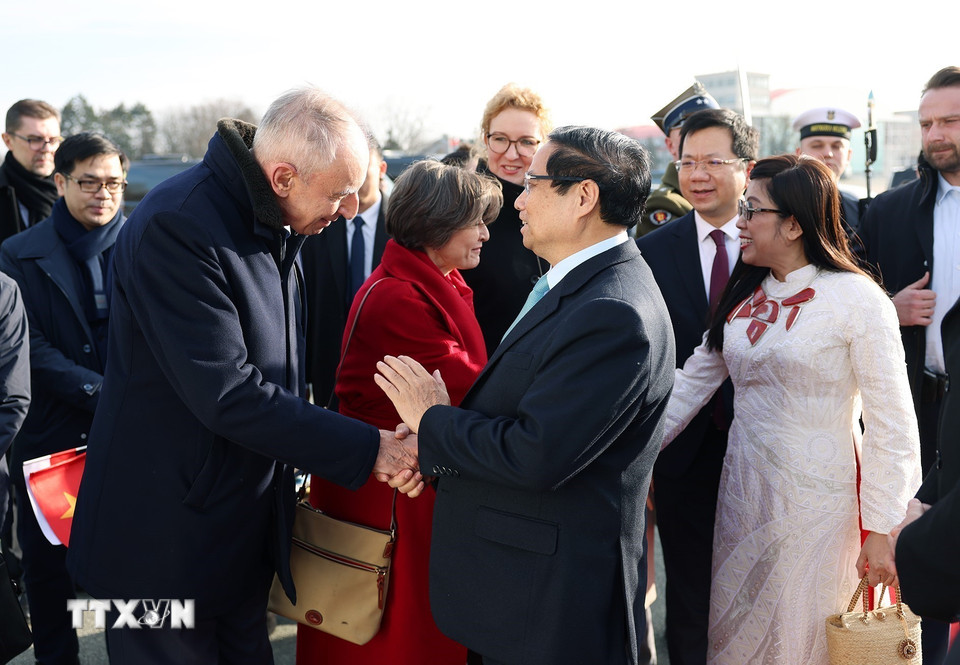 Lễ tiễn Thủ tướng Phạm Minh Chính và Phu nhân kết thúc chuyến thăm chính thức Cộng hòa Ba Lan. (Ảnh: Dương Giang/TTXVN)