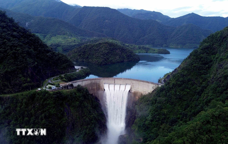 Là loại đập lần đầu tiên được thiết kế và xây dựng có dạng vòm lớn nhất tại Việt Nam. (Ảnh: Quang Quyết/TTXVN)