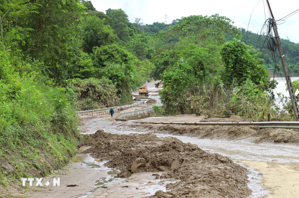 Điểm ngập nằm sát bờ sông Lam tại đoạn đường cua lượn, dốc dài và võng trên tuyến quốc lộ 7 vừa được thông tuyến tạm thời trong chiều ngày 24/7. (Ảnh: Xuân Tiến/TTXVN)