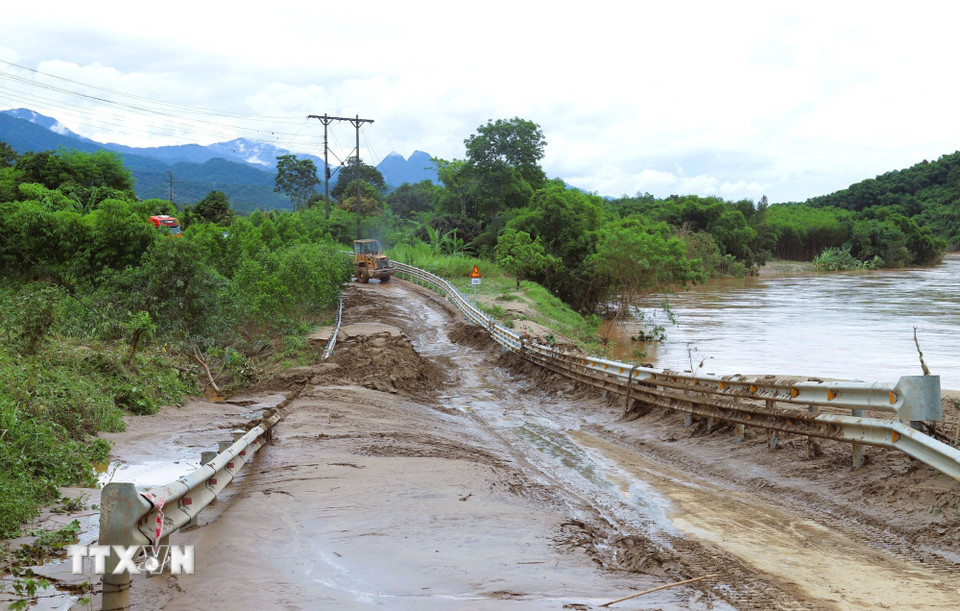 Một điểm ngập khá nặng trong đợt mưa lũ trên địa bàn xã Tương Dương. Tại điểm ngập, sau khi nước rút để lại lớp bùn đất, sình lầy dày hơn 1m, dài hơn 300m. (Ảnh: Xuân Tiến/TTXVN)