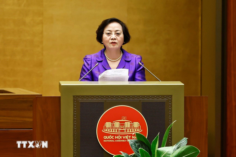 Bộ trưởng Bộ Nội vụ Phạm Thị Thanh Trà trình bày Tờ trình về việc sắp xếp đơn vị hành chính cấp tỉnh năm 2025. (Ảnh: Doãn Tấn/TTXVN)