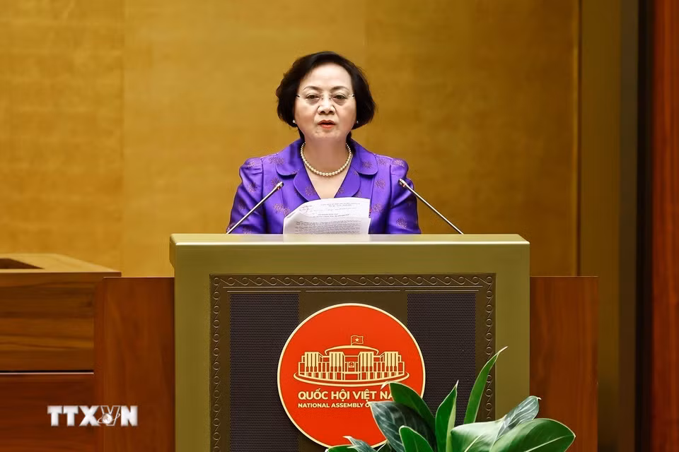 Bộ trưởng Bộ Nội vụ Phạm Thị Thanh Trà trình bày Tờ trình về việc sắp xếp đơn vị hành chính cấp tỉnh năm 2025. (Ảnh: Doãn Tấn/TTXVN)