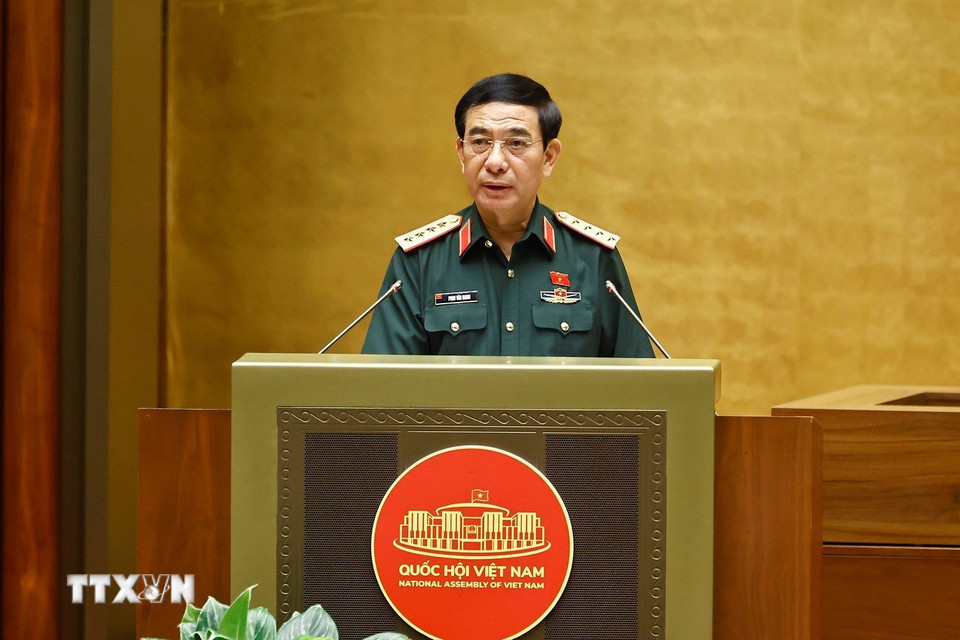 Bộ trưởng Bộ Quốc phòng Phan Văn Giang trình bày Tờ trình dự án các luật liên quan đến quốc phòng-an ninh. (Ảnh: Doãn Tấn/TTXVN)