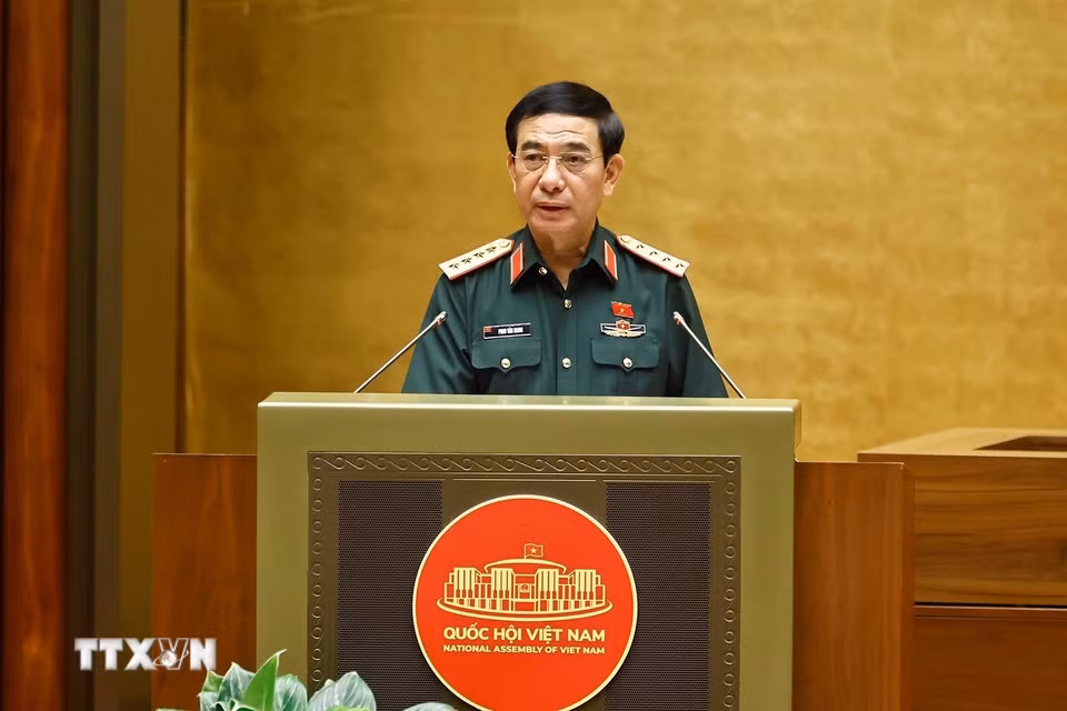 Bộ trưởng Bộ Quốc phòng Phan Văn Giang trình bày Tờ trình dự án các luật liên quan đến quốc phòng-an ninh. (Ảnh: Doãn Tấn/TTXVN)