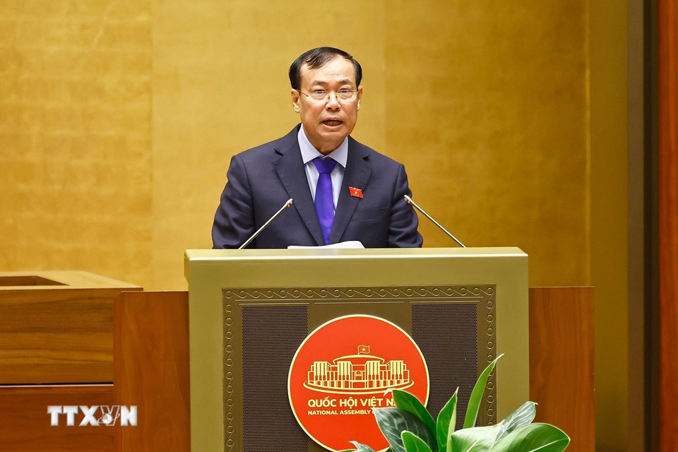 Chủ nhiệm Ủy ban Quốc phòng, An ninh và Đối ngoại của Quốc hội Lê Tấn Tới trình bày Báo cáo thẩm tra các dự án luật liên quan đến quốc phòng-an ninh. (Ảnh: Doãn Tấn/TTXVN)