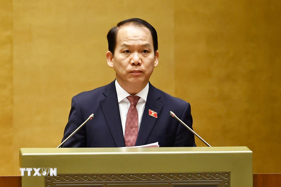 Chủ nhiệm Ủy ban Pháp luật và Tư pháp của Quốc hội Hoàng Thanh Tùng trình bày Báo cáo thẩm tra về việc sắp xếp đơn vị hành chính cấp tỉnh năm 2025. (Ảnh: Doãn Tấn/TTXVN)