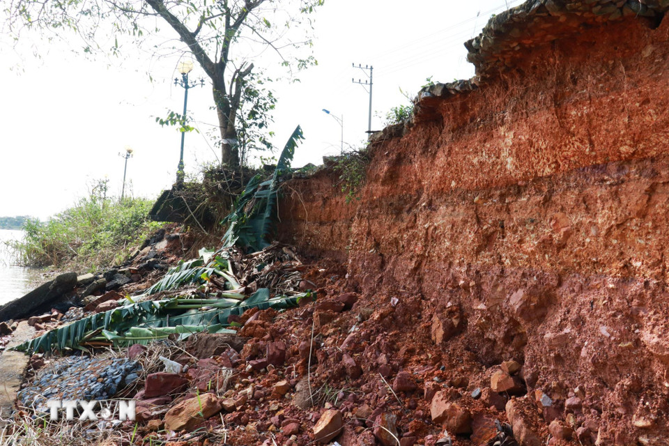 Bờ kè bị sụt lún tạo thành các hàm ếch sâu ăn vào vỉa hè đường Trần Thánh Tông. (Ảnh: Tường Vi/TTXVN)