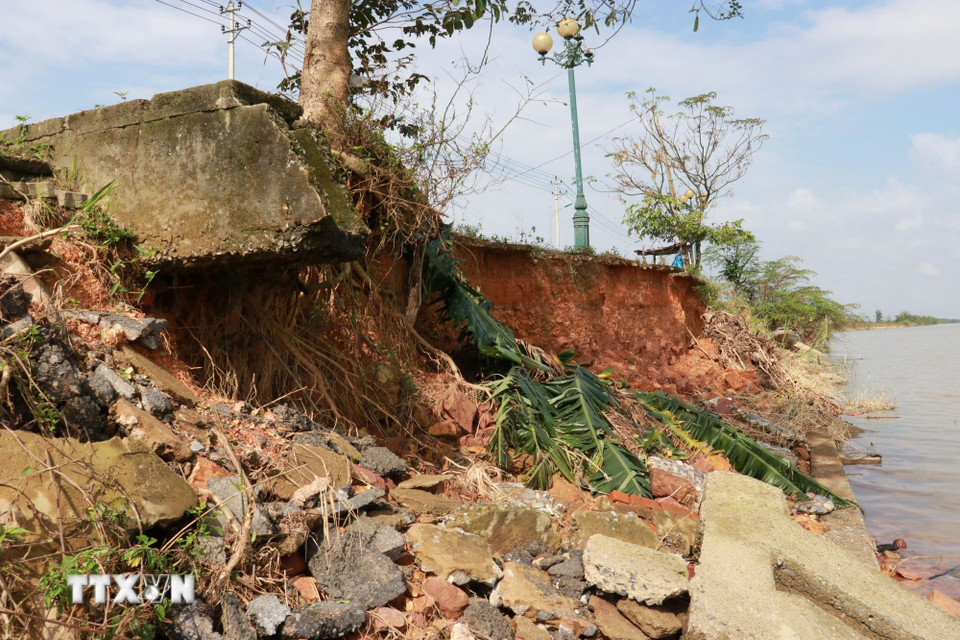 Nhiều đoạn bờ kè bị sụt lún tạo thành các hàm ếch sâu ăn vào vỉa hè đường Trần Thánh Tông. (Ảnh: Tường Vi/TTXVN)