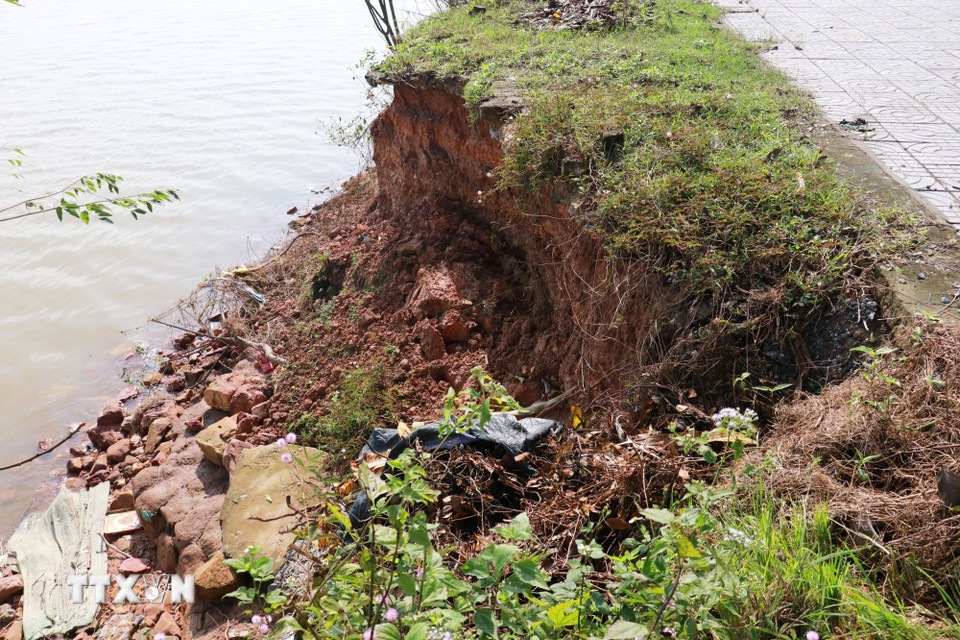 Sạt lở sát vào vỉa hè tuyến đường Trần Thánh Tông. (Ảnh: Tường Vi/TTXVN)