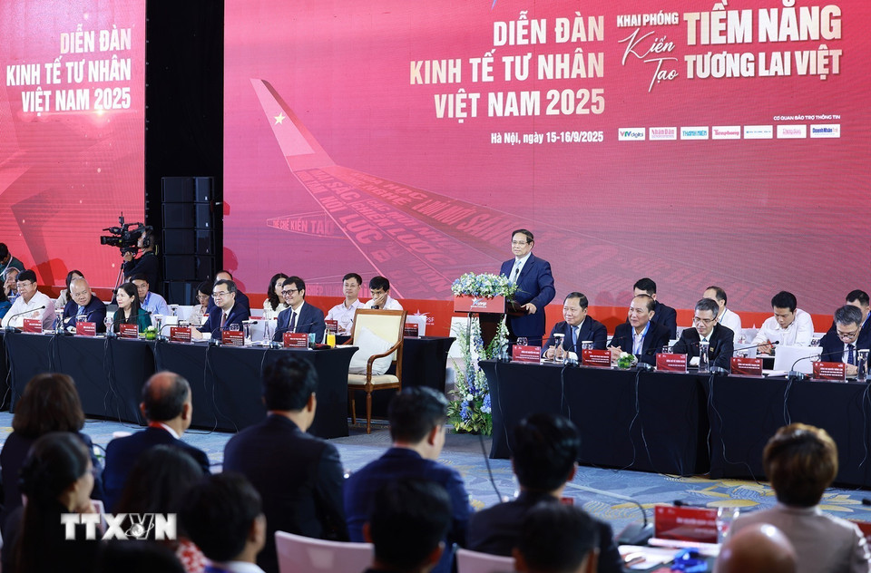 Thủ tướng Phạm Minh Chính phát biểu tại Phiên đối thoại cấp cao Diễn đàn Kinh tế tư nhân Việt Nam (VPSF) 2025. (Ảnh: Dương Giang/TTXVN)