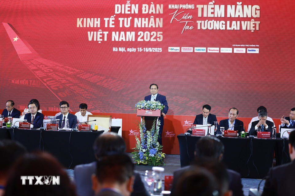 Thủ tướng Phạm Minh Chính phát biểu tại Phiên đối thoại cấp cao Diễn đàn Kinh tế tư nhân Việt Nam (VPSF) 2025. (Ảnh: Dương Giang/TTXVN)