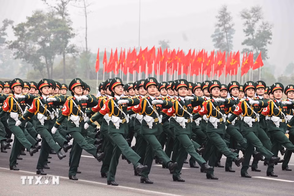 Các nữ quân nhân diễu binh, diễu hành chuẩn bị Lễ kỷ niệm 50 năm Giải phóng miền Nam, thống nhất đất nước. (Ảnh: Minh Đức/TTXVN)
