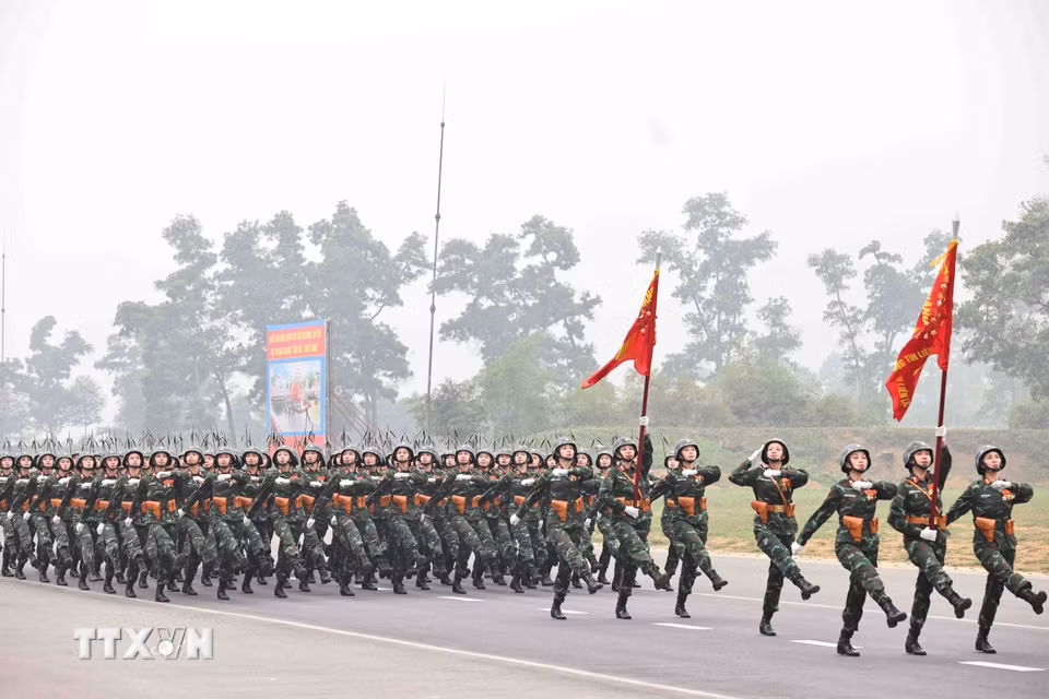 Các nữ quân nhân hợp luyện diễu binh, diễu hành chuẩn bị Lễ kỷ niệm 50 năm Giải phóng miền Nam, thống nhất đất nước. (Ảnh: Minh Đức/TTXVN)
