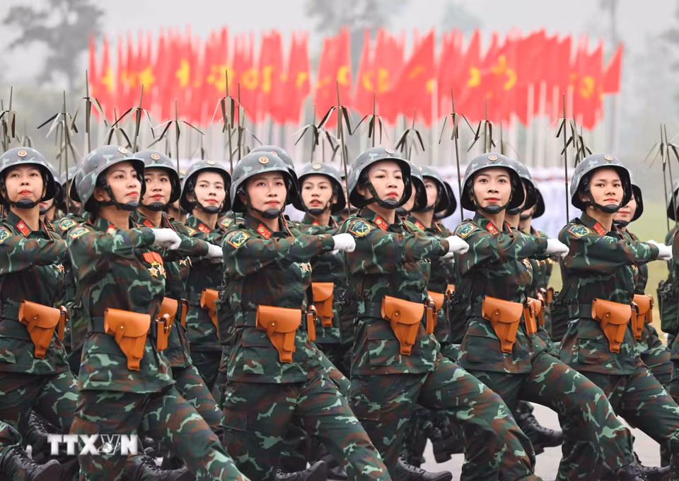 Các nữ quân nhân hợp luyện diễu binh, diễu hành. (Ảnh: Minh Đức/TTXVN)