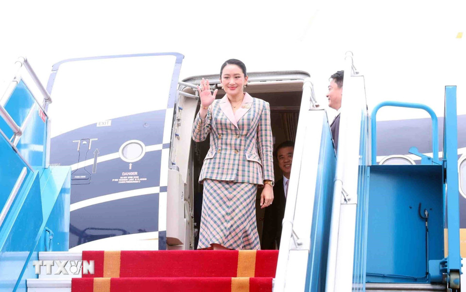 Thủ tướng Vương quốc Thái Lan Paetongtarn Shinawatra đến Hà Nội, bắt đầu thăm chính thức Việt Nam và đồng chủ trì Kỳ họp Nội các chung Việt Nam-Thái Lan. (Ảnh: Phạm Kiên/TTXVN)