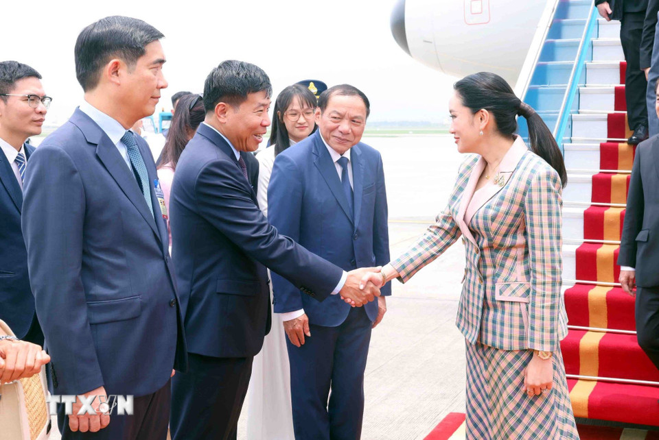 Lễ đón Thủ tướng Thái Lan Paetongtarn Shinawatra tại Sân bay Quốc tế Nội Bài, Hà Nội. (Ảnh: Phạm Kiên/TTXVN)
