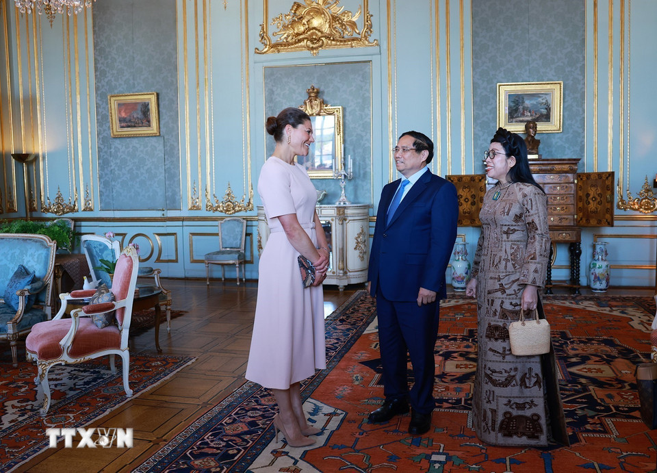 Thủ tướng Phạm Minh Chính và Phu nhân Lê Thị Bích Trân chào xã giao Công chúa Kế vị Victoria Ingrid Alice Désirée. (Ảnh: Dương Giang/TTXVN)