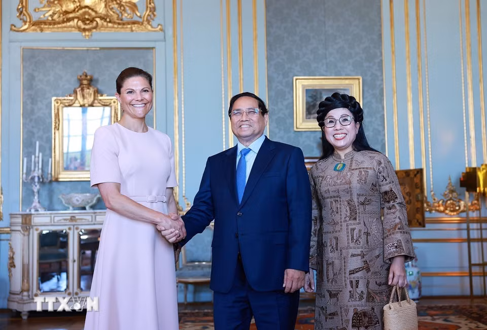 Thủ tướng Phạm Minh Chính và Phu nhân Lê Thị Bích Trân chào xã giao Công chúa Kế vị Victoria Ingrid Alice Désirée. (Ảnh: Dương Giang/TTXVN)