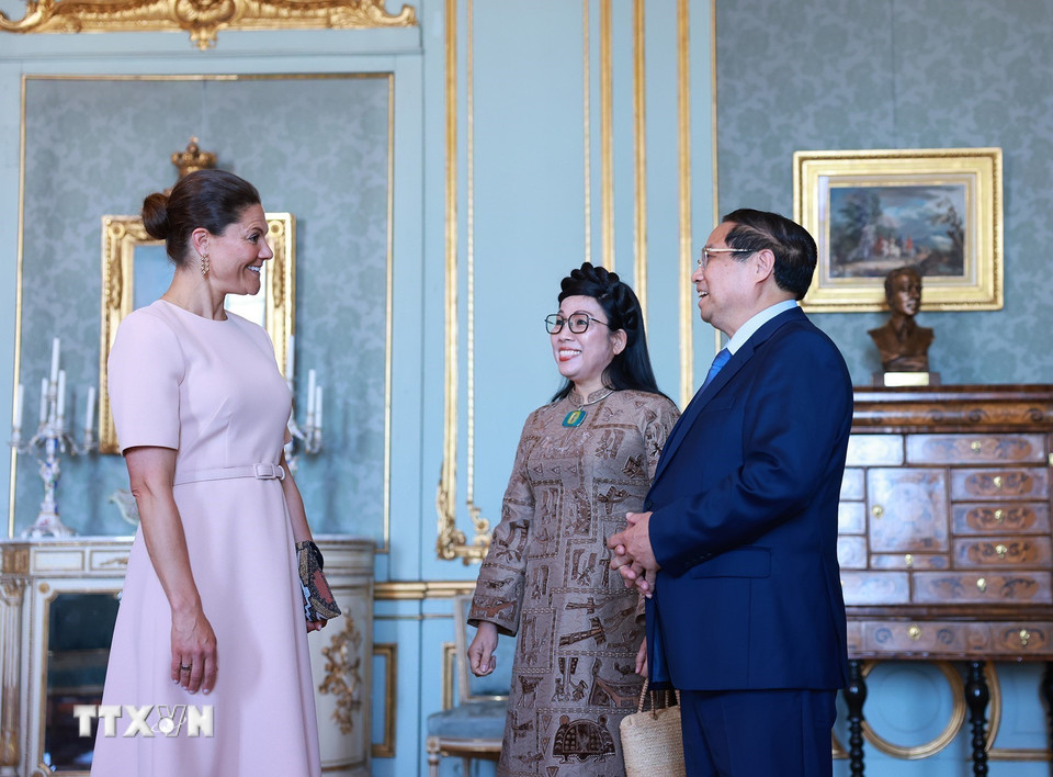 Thủ tướng Phạm Minh Chính và Phu nhân Lê Thị Bích Trân chào xã giao Công chúa Kế vị Victoria Ingrid Alice Désirée. (Ảnh: Dương Giang/TTXVN)