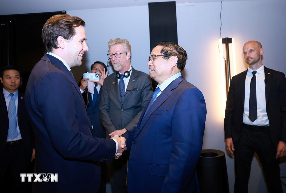 Bộ trưởng Hợp tác phát triển quốc tế và Ngoại thương Thụy Điển Benjamin Dousa đón Thủ tướng Phạm Minh Chính dự Diễn đàn kinh tế Việt Nam-Thụy Điển. (Ảnh: Dương Giang/TTXVN)