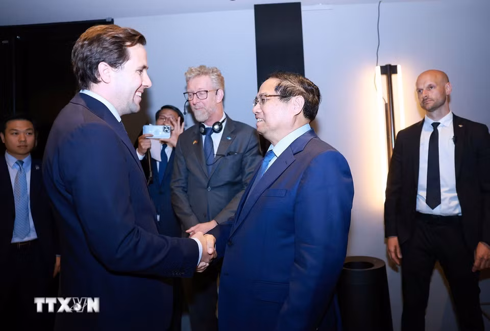 Bộ trưởng Hợp tác phát triển quốc tế và Ngoại thương Thụy Điển Benjamin Dousa đón Thủ tướng Phạm Minh Chính dự Diễn đàn kinh tế Việt Nam-Thụy Điển. (Ảnh: Dương Giang/TTXVN)