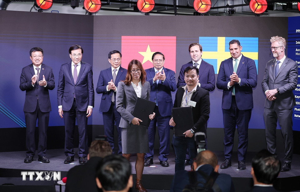 Thủ tướng Phạm Minh Chính chứng kiến trao thỏa thuận hợp tác giữa doanh nghiệp Việt Nam-Thụy Điển. (Ảnh: Dương Giang/TTXVN)