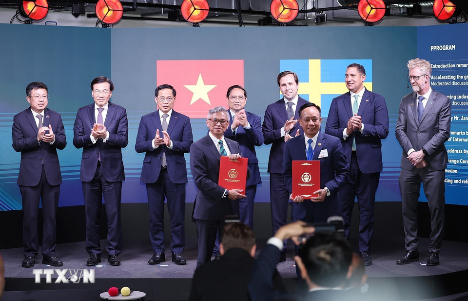 Thủ tướng Phạm Minh Chính chứng kiến trao thỏa thuận hợp tác giữa doanh nghiệp Việt Nam-Thụy Điển. (Ảnh: Dương Giang/TTXVN)