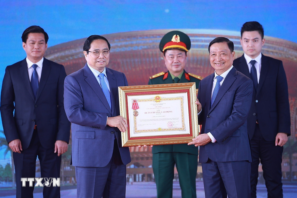 Thủ tướng Phạm Minh Chính trao Huân chương Lao động hạng Ba cho các tập thể có thành tích xuất sắc tiêu biểu. (Ảnh: Dương Giang/TTXVN)