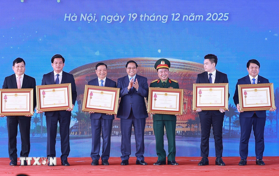 Thủ tướng Phạm Minh Chính trao Huân chương Lao động hạng Ba cho các tập thể có thành tích xuất sắc tiêu biểu. (Ảnh: Dương Giang/TTXVN)