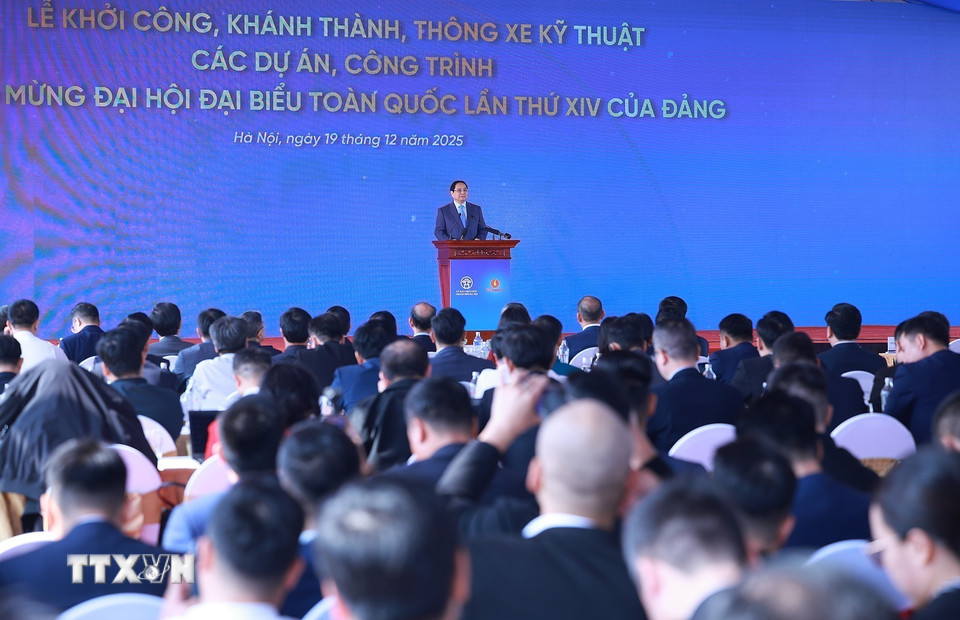 Thủ tướng Phạm Minh Chính phát lệnh khởi công, khánh thành, thông xe kỹ thuật các công trình, dự án. (Ảnh: Dương Giang/TTXVN)
