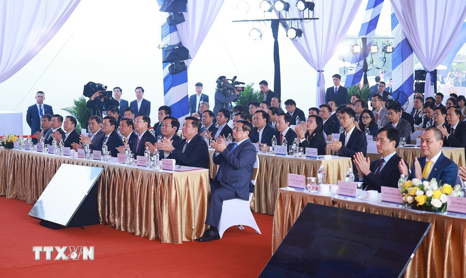 Thủ tướng Phạm Minh Chính và các đại biểu dự khởi công Dự án đầu tư xây dựng Khu đô thị thể thao Olympic, Hà Nội. (Ảnh: Dương Giang/TTXVN)