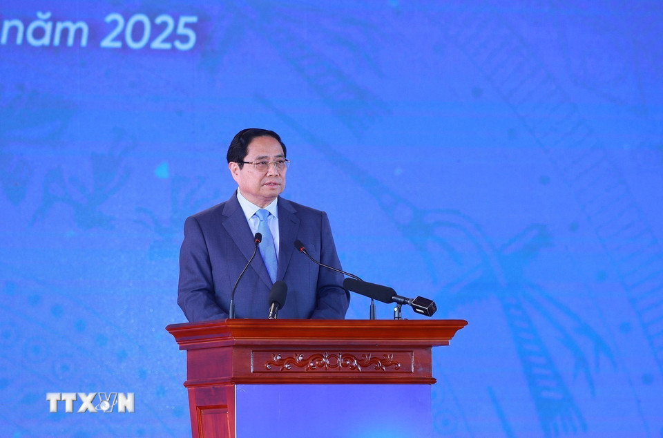 Thủ tướng Phạm Minh Chính phát lệnh khởi công, khánh thành, thông xe kỹ thuật các công trình, dự án. (Ảnh: Dương Giang/TTXVN)