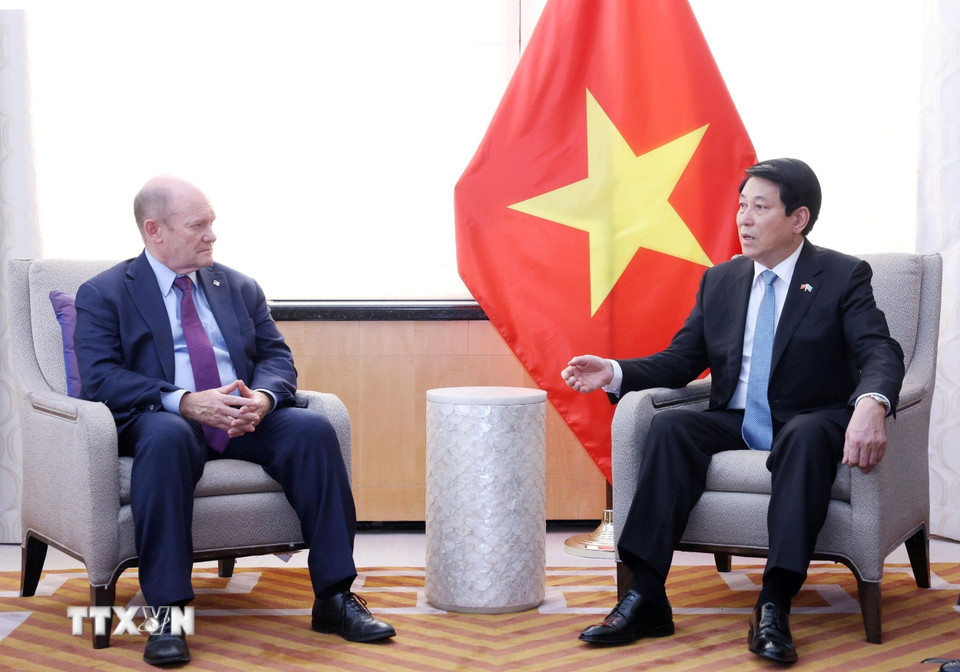 Chủ tịch nước Lương Cường tiếp Thượng Nghị sỹ Hoa Kỳ Chris Coons. (Ảnh: Lâm Khánh/TTXVN)