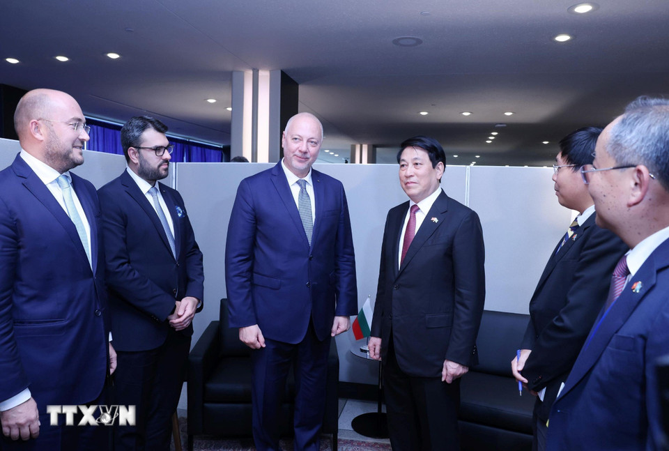 Chủ tịch nước Lương Cường gặp Thủ tướng Bulgaria Rosen Zhelyazkov. (Ảnh: Lâm Khánh/TTXVN)