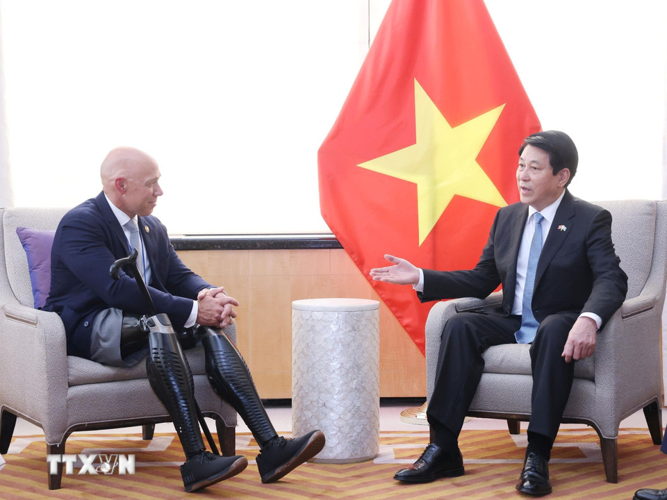 Chủ tịch nước Lương Cường tiếp Hạ Nghị sỹ Brian Mast, Chủ tịch Uỷ ban Đối ngoại Hạ viện Hoa Kỳ. (Ảnh: Lâm Khánh/TTXVN)