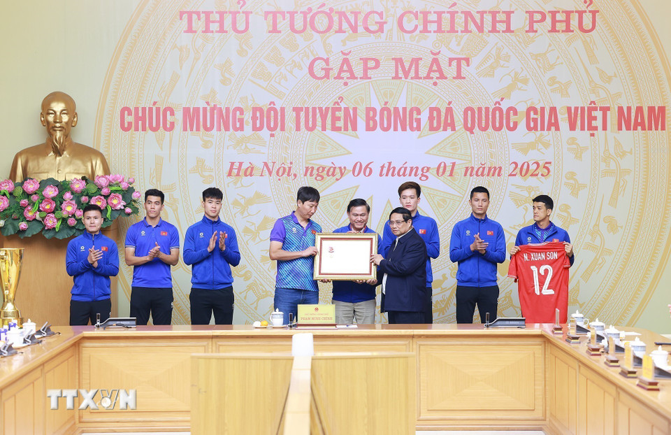 Thủ tướng Phạm Minh Chính trao Huân chương Lao động hạng Nhất cho Đội tuyển bóng đá nam quốc gia Việt Nam. (Ảnh: Dương Giang/TTXVN)