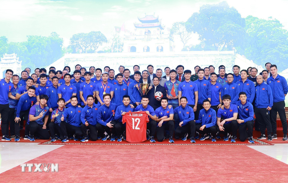Thủ tướng Phạm Minh Chính với Ban huấn luyện và các cầu thủ Đội tuyển bóng đá nam quốc gia Việt Nam. (Ảnh: Dương Giang/TTXVN)