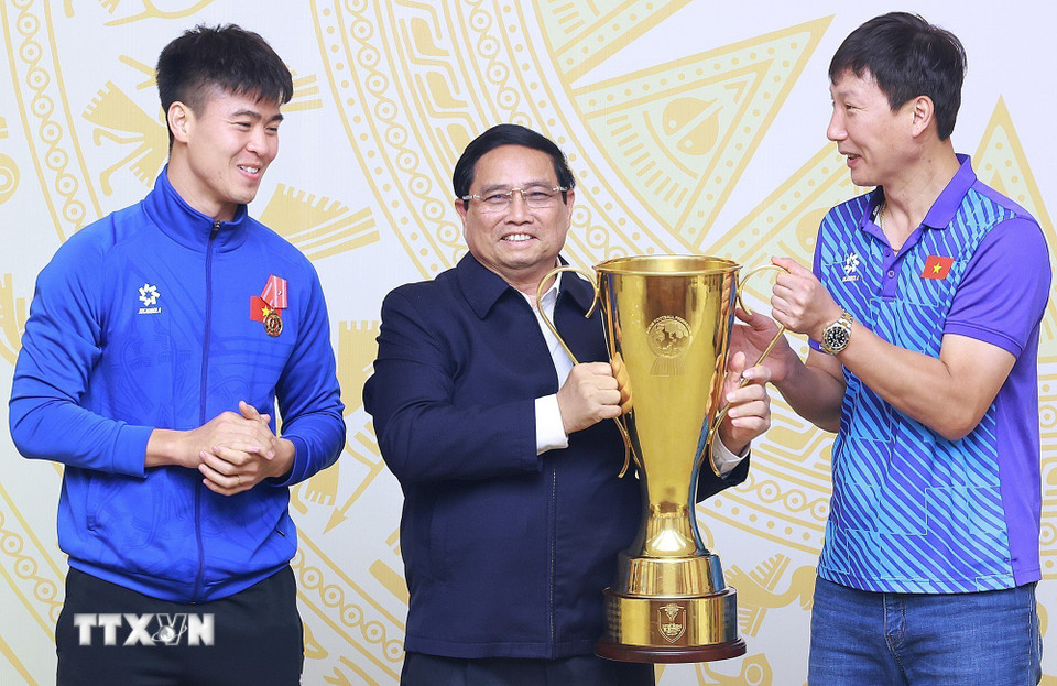 Thủ tướng Phạm Minh Chính và đại diện Đội tuyển bóng đá nam quốc gia Việt Nam nâng chiếc Cup vô địch Giải vô địch bóng đá Đông Nam Á-ASEAN Cup 2024. (Ảnh: Dương Giang/TTXVN)
