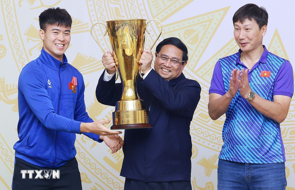 Thủ tướng Phạm Minh Chính nâng chiếc cúp vô địch Giải vô địch bóng đá Đông Nam Á-ASEAN Cup 2024. (Ảnh: Dương Giang/TTXVN)