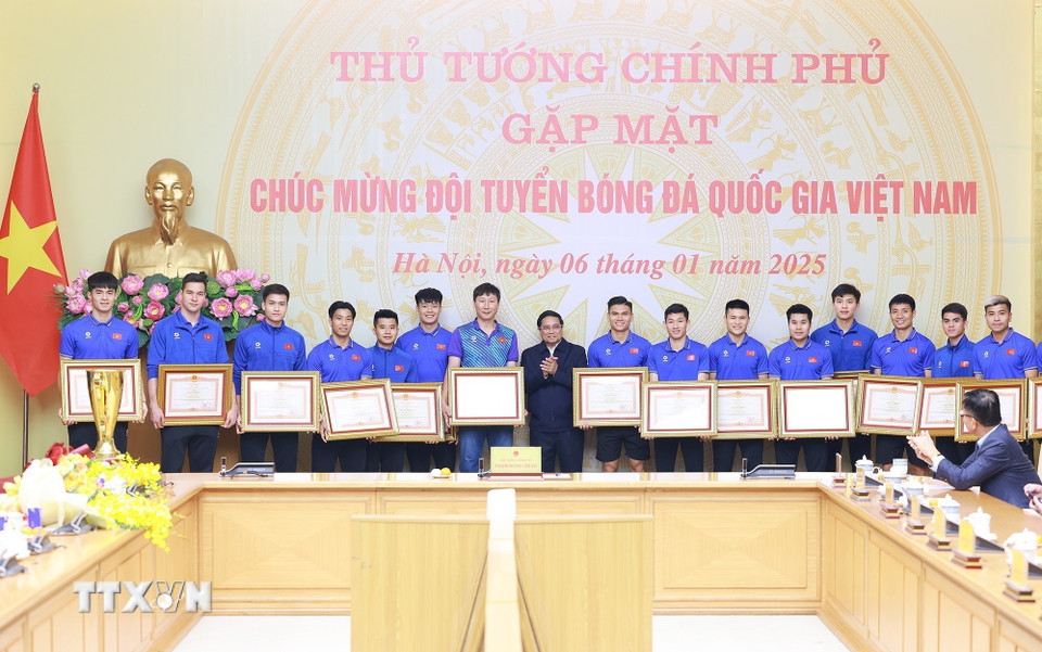 Thủ tướng Phạm Minh Chính trao tặng Bằng khen cho các cầu thủ có thành tích xuất sắc. (Ảnh: Dương Giang/TTXVN)