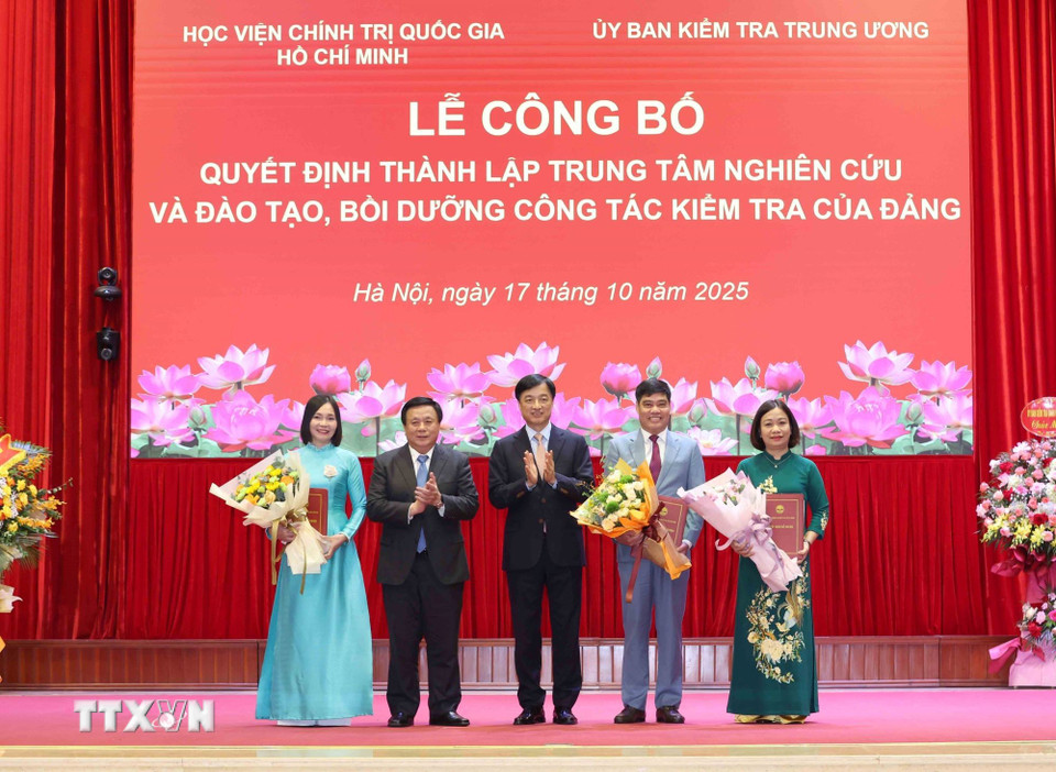 Đồng chí Nguyễn Duy Ngọc, Ủy viên Bộ Chính trị, Bí thư Trung ương Đảng, Chủ nhiệm Uỷ ban Kiểm tra Trung ương và đồng chí Nguyễn Xuân Thắng, Ủy viên Bộ Chính trị, Giám đốc Học viện Chính trị quốc gia Hồ Chí Minh, Chủ tịch Hội đồng Lý luận Trung ương trao Quyết định thành lập và Quyết định bổ nhiệm Ban Lãnh đạo Trung tâm. (Ảnh: Phương Hoa/TTXVN)