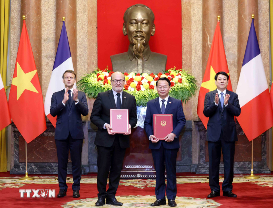 Bộ trưởng Bộ Nông nghiệp và Môi trường Đỗ Đức Duy và Tổng Giám đốc Cơ quan Phát triển Pháp (AFD) Rémy Rioux trao đổi Bản ghi nhớ giữa Bộ Nông nghiệp và Môi trường và AFD về hợp tác trong lĩnh vực nông nghiệp và môi trường giai đoạn 2025-2030. (Ảnh: Lâm Khánh/TTXVN)