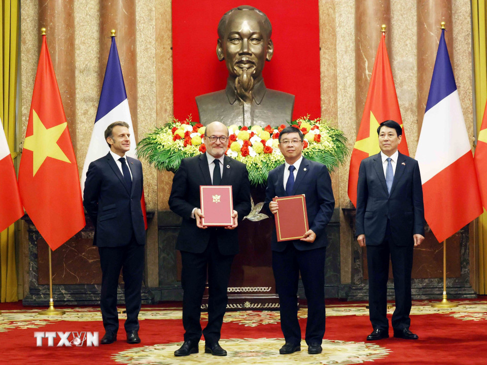 Tổng Giám đốc Tổng công ty Truyền tải điện Quốc gia Việt Nam (EVN NPT) Phạm Lê Phú và Tổng Giám đốc Cơ quan Phát triển Pháp (AFD) Rémy Rioux trao đổi Hợp đồng tín dụng tài trợ dự án Tăng cường lưới điện truyền tải phía Nam của Tổng công ty Truyền tải điện Quốc gia. (Ảnh: Lâm Khánh/TTXVN)